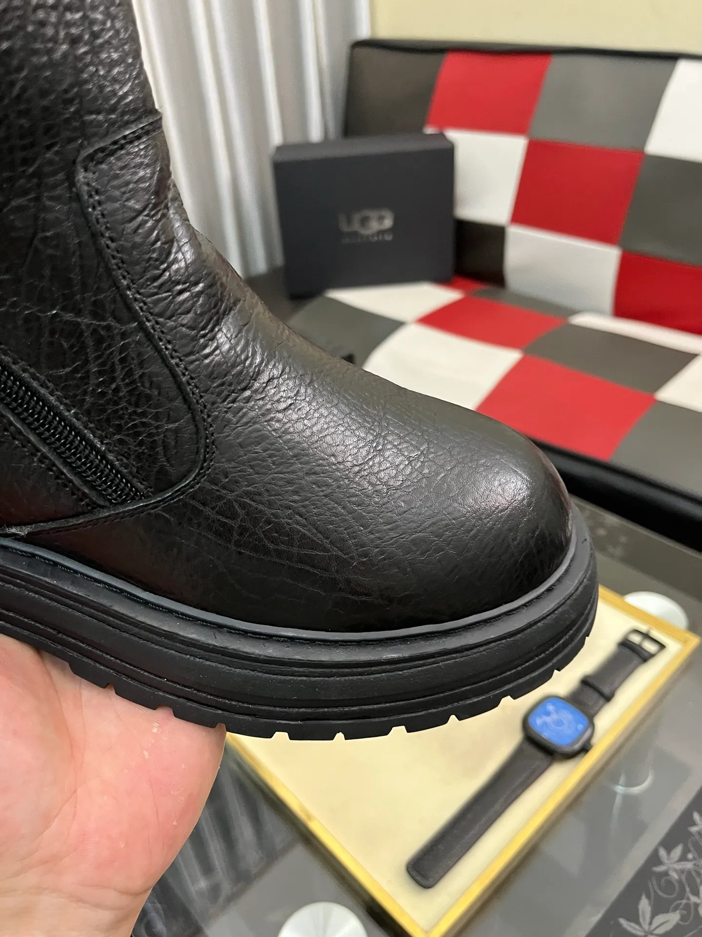 Ex-factory price: 680⌚️⌚️Thick wool imported from Australia Brand: UGG genuine purchasing agent Size: 39-44 (45 customized) Grade: Official website 1:1 Material: First layer of genuine leather waterproof and antifreeze upper Real wool lining Original non-slip and wear-resistant outsole Style category: Men's casual shoes Trendy style Comfortable on the feet Color: Official website color synchronization